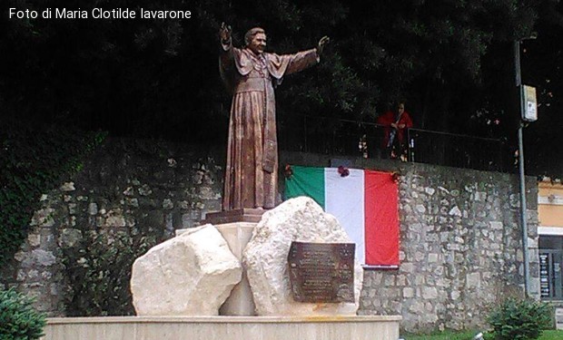 Sulmona: inaugurata tra le polemiche una statua per Ratzinger